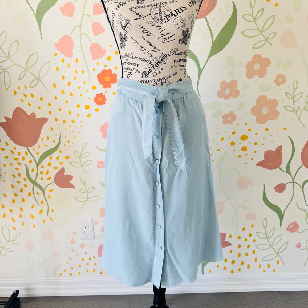 H&M Light Chambray Midi Skirt with Pockets – Size 8